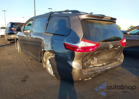 2019 Toyota Sienna Le 8 Passenger z USA, uszkodzony, nr VIN 5TDKZ3DC9KS972555